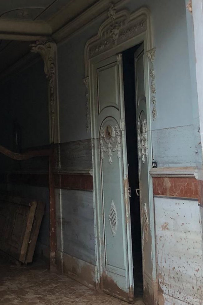 Detalle de una puerta en una de las residencias dañadas.
