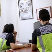 Dos policías especializados en la investigación de delitos sexuales.