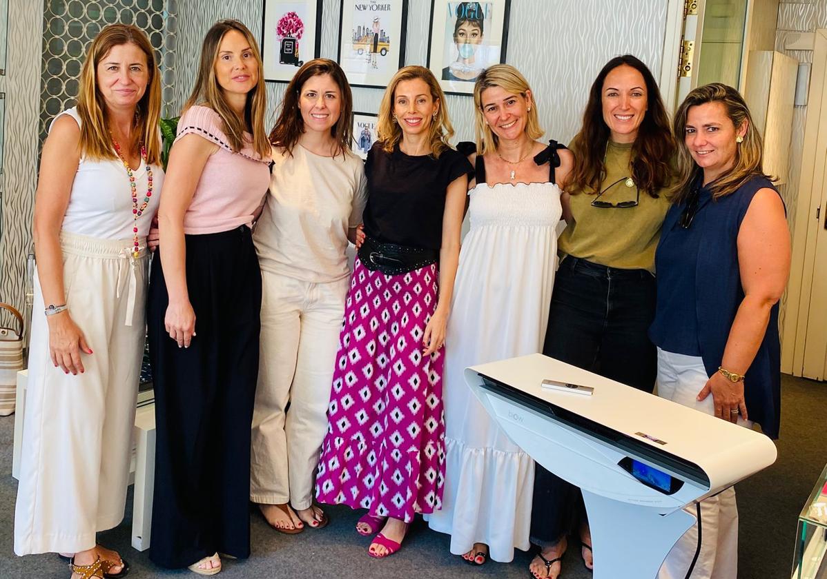 Reunión de amigas para conocer el último avance contra el envejecimiento