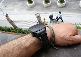 Un maltratador con una pulsera de control telemático para evitar que incumpla la orden de alejamiento de su pareja