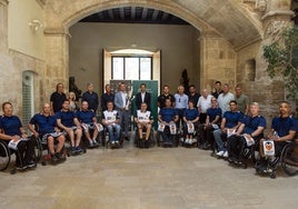 El equipo de A-Ball del Valencia junto al presidente de la Diputación.