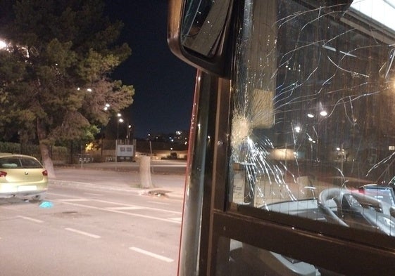 La luna fracturada del autobús de la EMT.