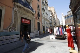 La apertura de un supermercado en la antigua sucursal de Bankia, justo al lado del Mercado Central.