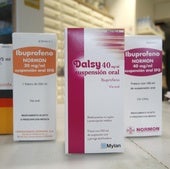 Un envase de Dalsy junto a cajas de paracetamol e ibuprofeno.