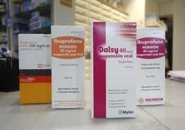 Un envase de Dalsy junto a cajas de paracetamol e ibuprofeno.