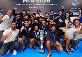 La selección española de waterpolo sub-20 celebra el título.