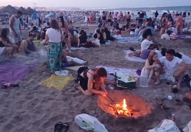 La leña para la noche de San Juan en Valencia se termina en menos de una hora