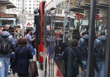 Varias personas suben a un autobús de la EMT en una imagen de archivo.