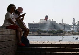 Un crucero atracado en el Puerto de Valencia.