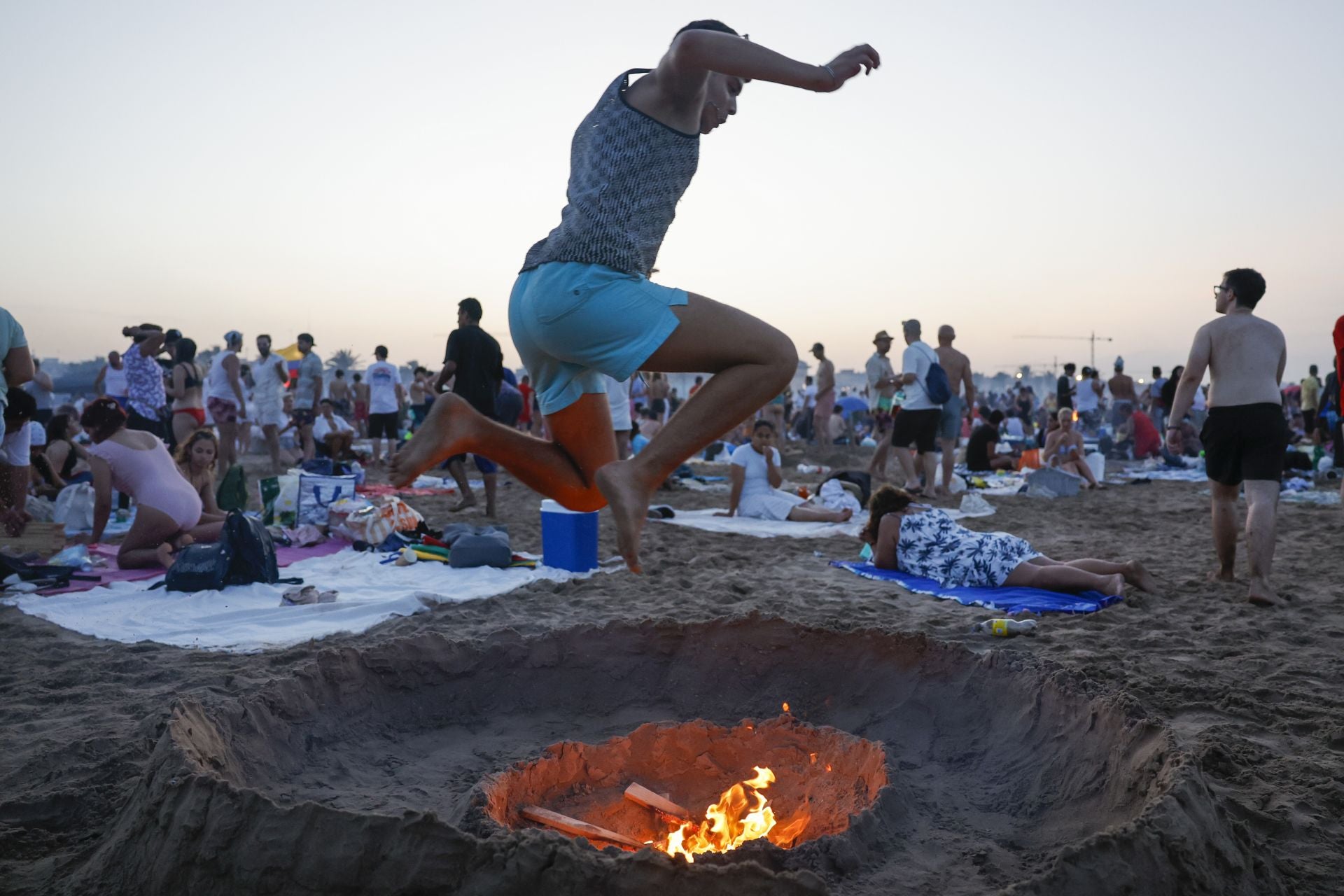 FOTOS | Noche de San Juan en las playas de Valencia