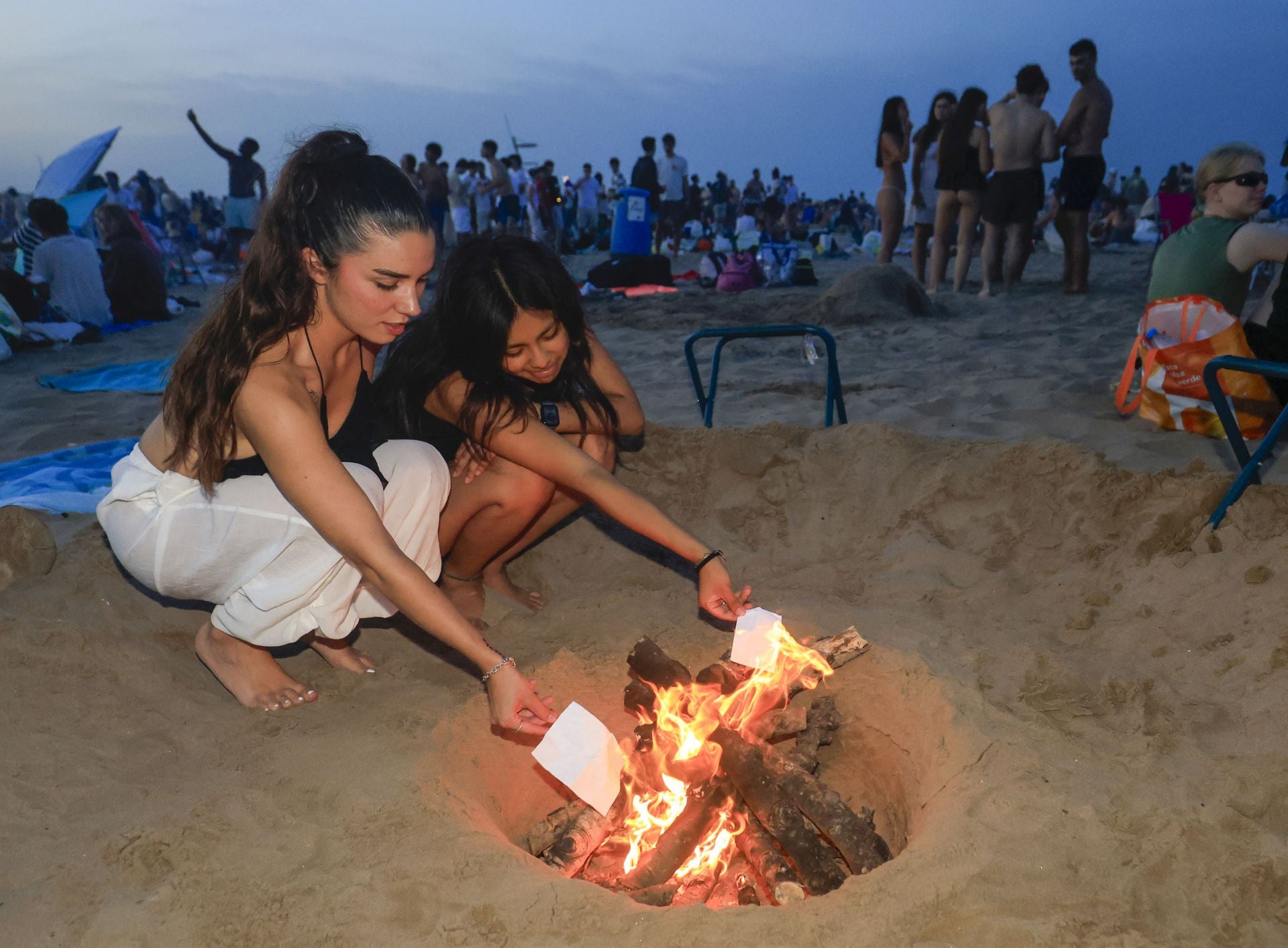 FOTOS | Noche de San Juan en las playas de Valencia
