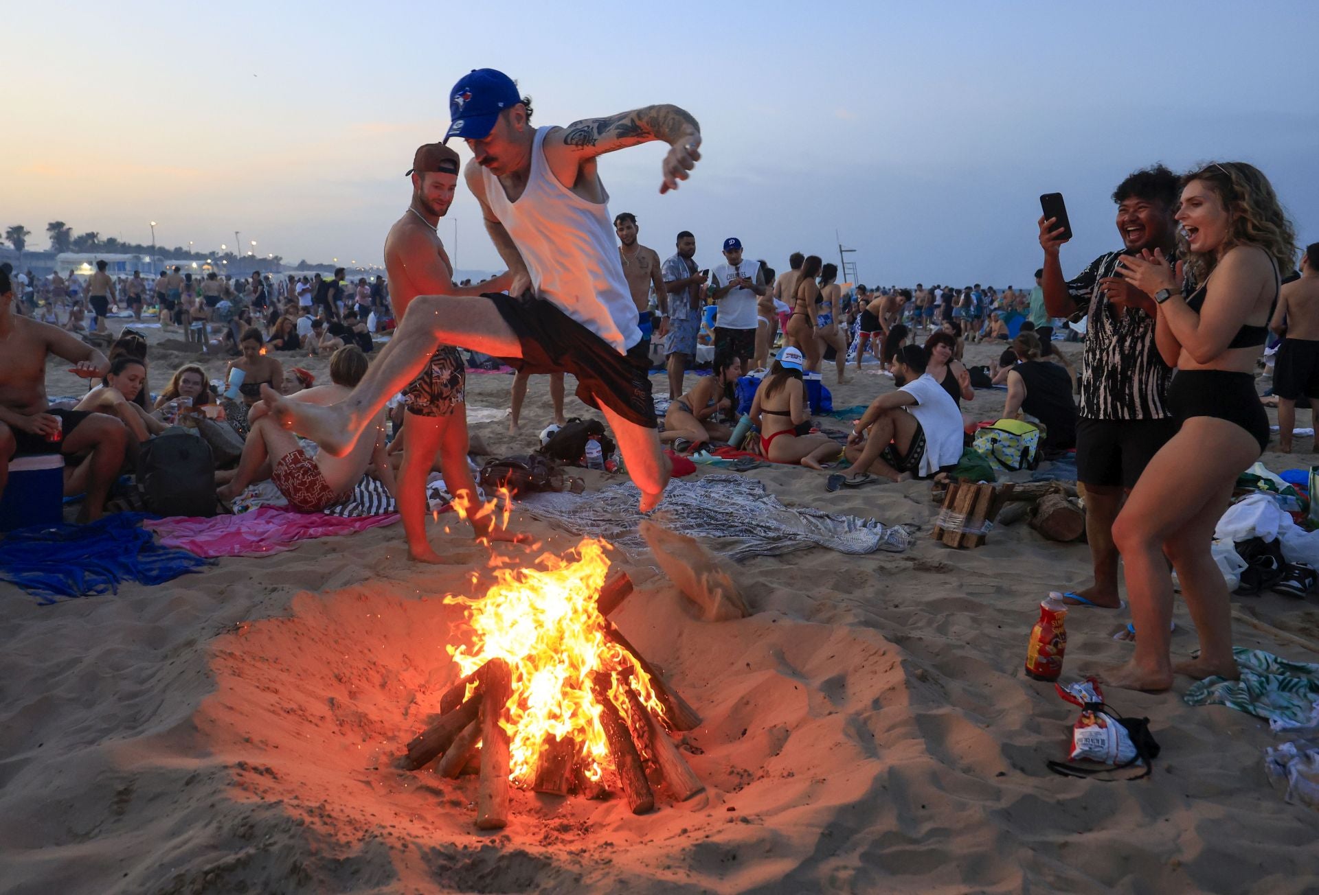 FOTOS | Noche de San Juan en las playas de Valencia