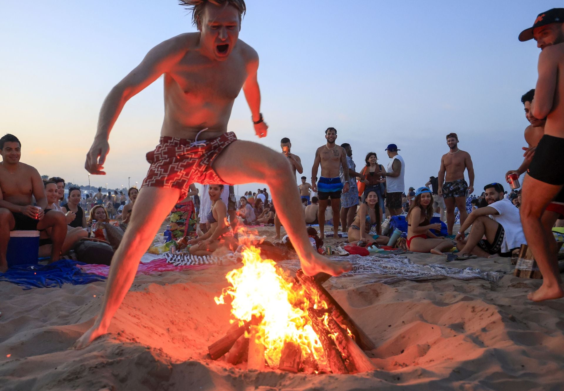 FOTOS | Noche de San Juan en las playas de Valencia