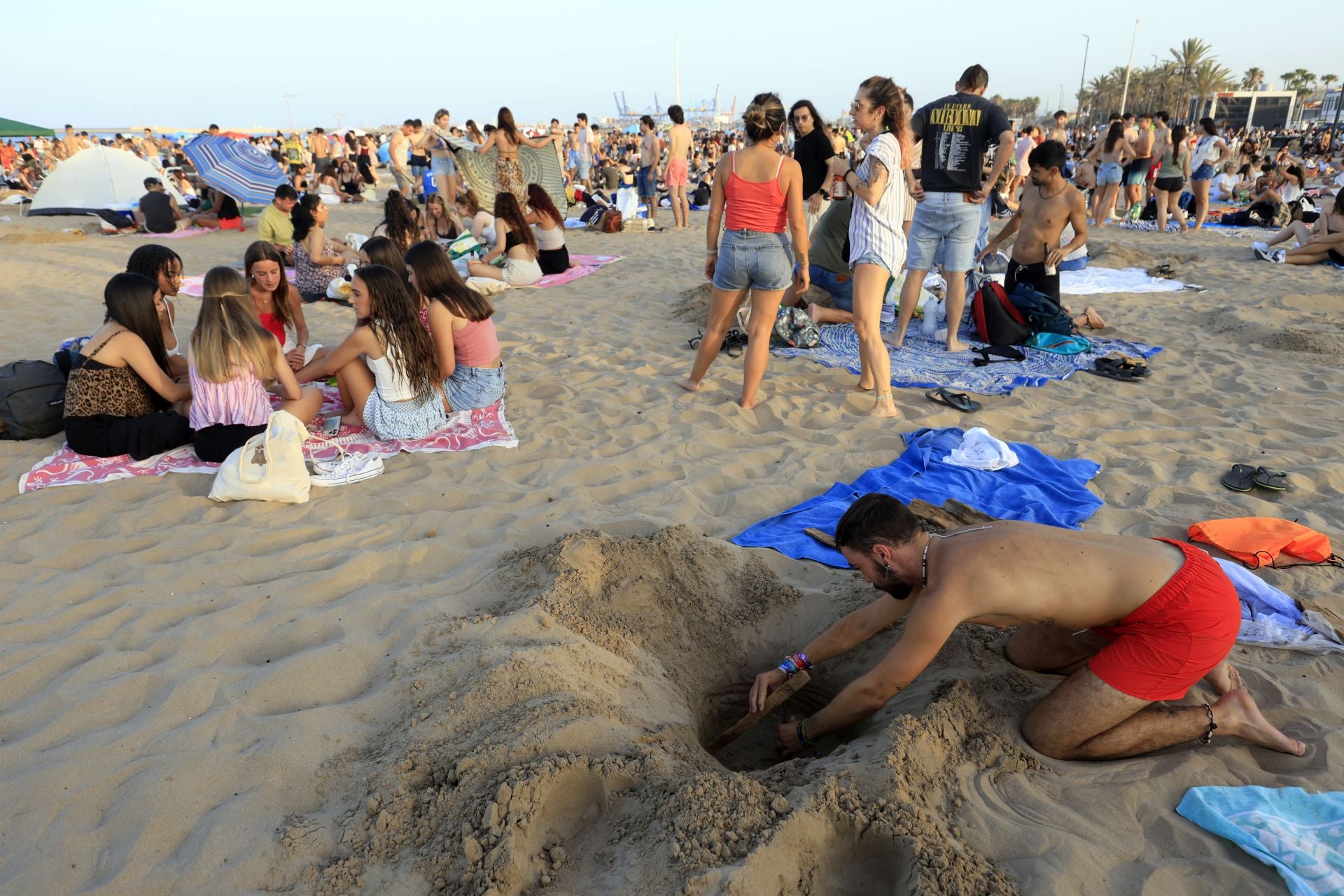 FOTOS | Noche de San Juan en las playas de Valencia