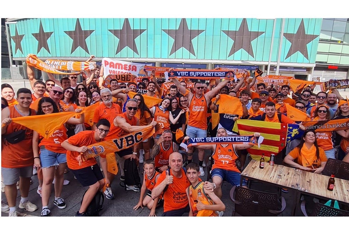 La afición del Valencia Basket posa en Madrid para LAS PROVINCIAS.