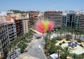 Vista general de la mascletà celebrada este lunes en la plaza de los Luceros de Alicante.