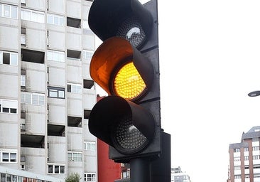 La DGT explica una función clave de la luz ámbar del semáforo que muchos conductores malinterpretan