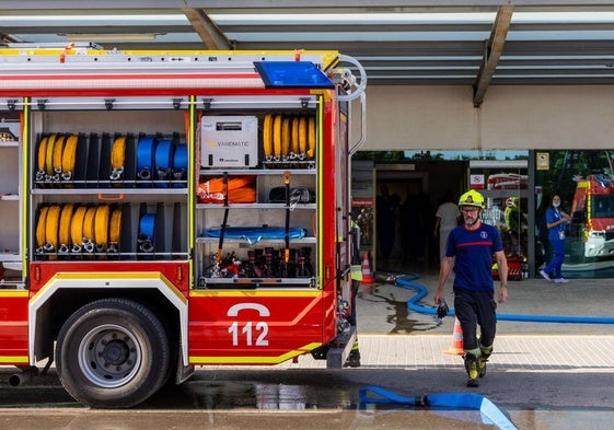 Uno de los bomberos que intervinieron en el incendio.