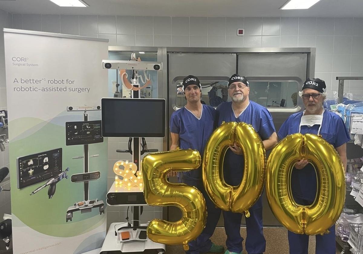 Los cirujanos celebran el hito.