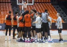 La plantilla del Valencia Basket se conjura antes del tercer partido de la final de la ACB.