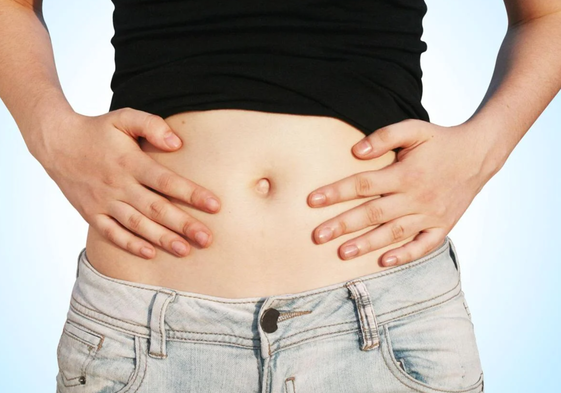 Adiós a la barriga hinchada: las tres claves para evitar la inflamación este verano, según un experto de clínica de salud y belleza integral