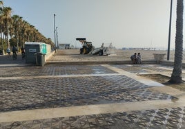 Maquinaria trabajando en la playa esta mañana.