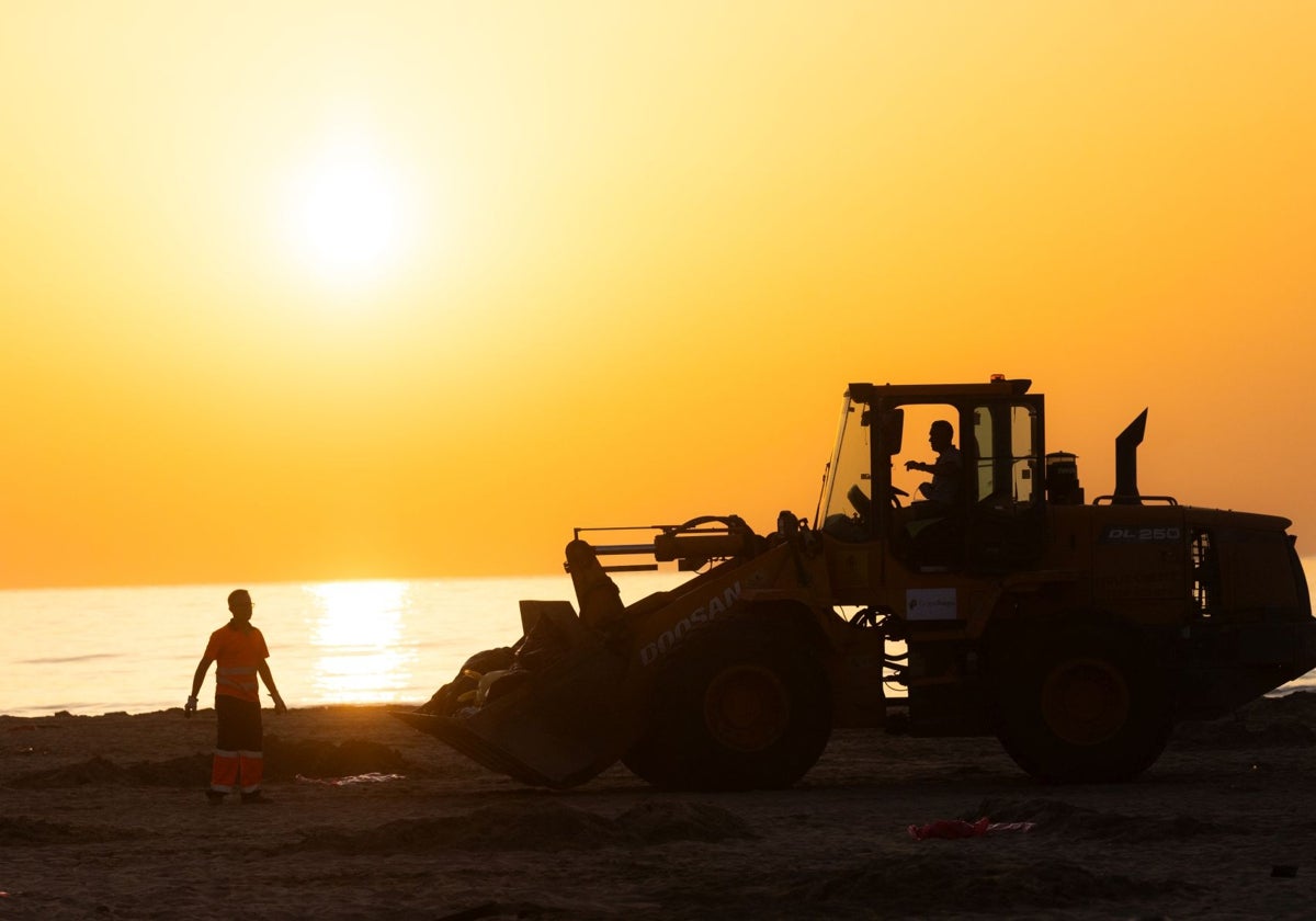 Las playas de Valencia recuperan la normalidad tras una noche de San Juan con 80.000 asistentes