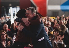 Ximo Puig se abraza a su sucesora en el cargo, Diana Morant.