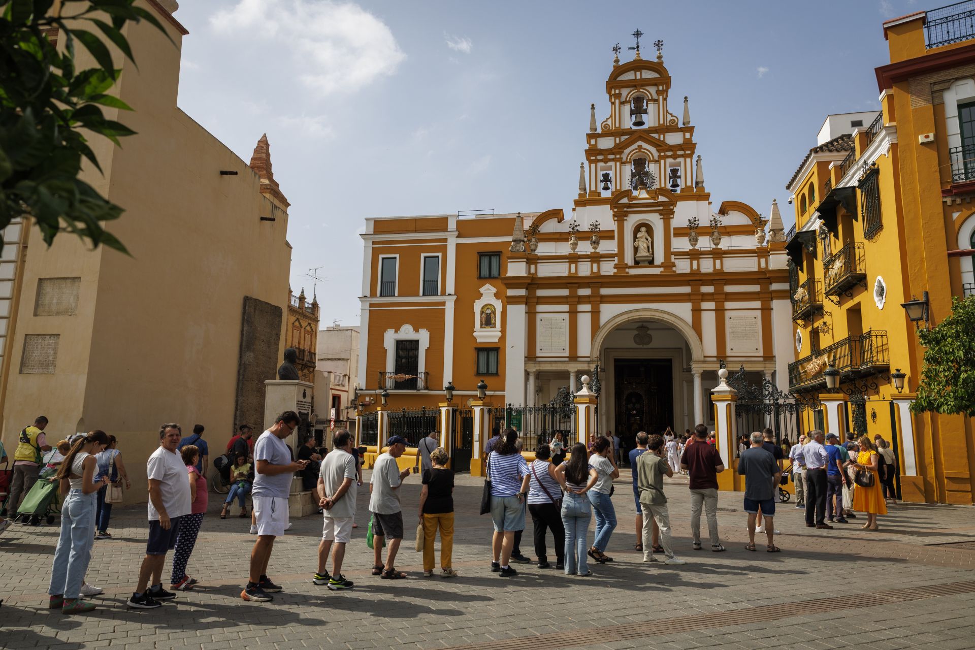 Fieles y curiosos hacen cola para ver la polémica restauración de la Virgen Macarena