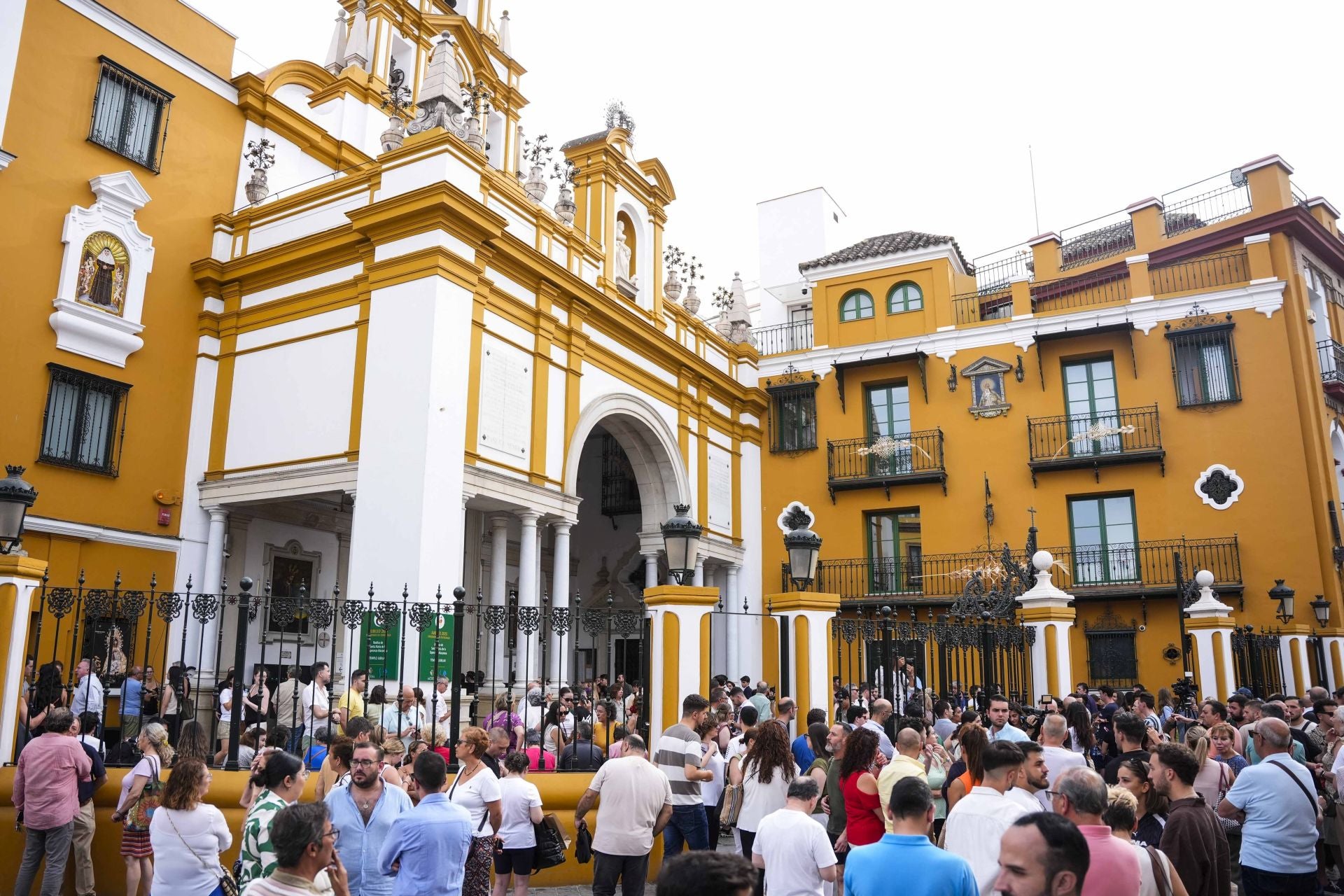 Fieles y curiosos hacen cola para ver la polémica restauración de la Virgen Macarena