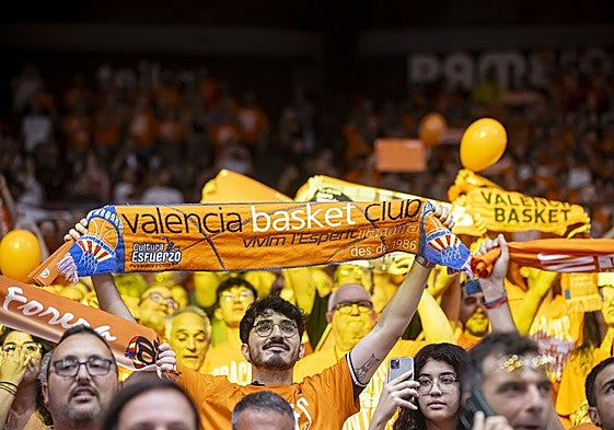 La afición de Valencia Basket en La Fonteta.