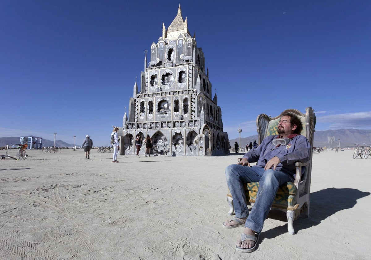 Imagen principal - Miguel Arraiz, en el Burning Man de 2016; también con la pieza inspirada en la Lonja que llevaron al desierto; y recreación del interior de vareta que hará la saga García para Arraiz en el templo de 2025.
