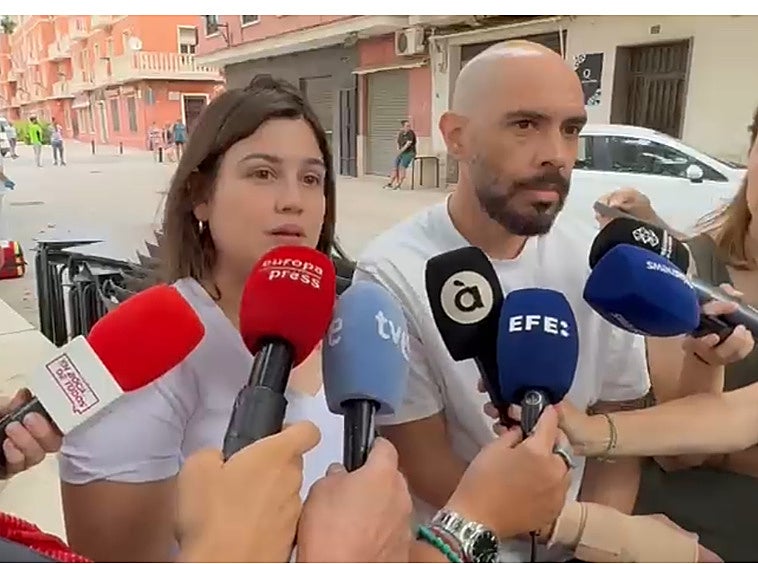 El hermano y la cuñada de la fallecida, en Algemesí.