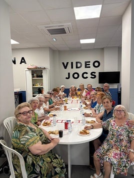 Algunas de las participantes del programa celebran el fin de curso.