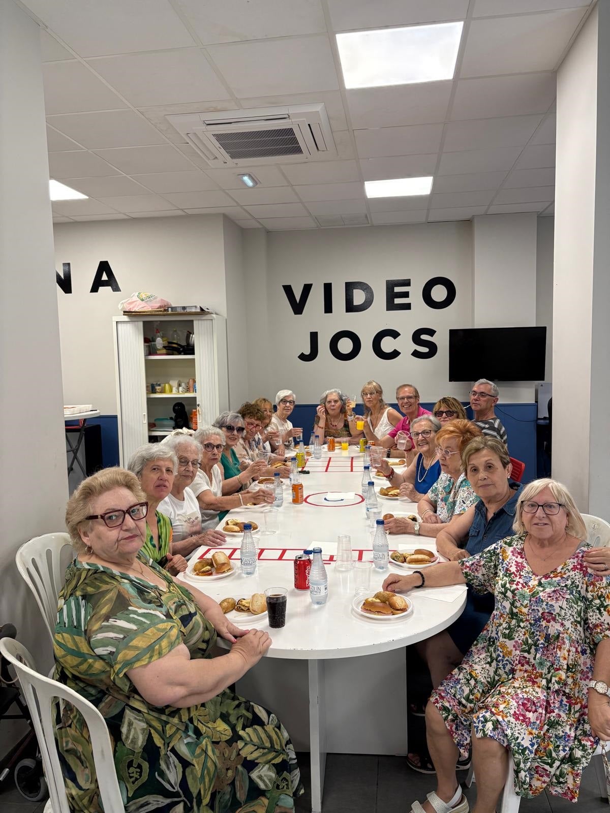 Algunas de las participantes del programa celebran el fin de curso.