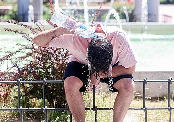 Un hombre refrescándose en una imagen de archivo.