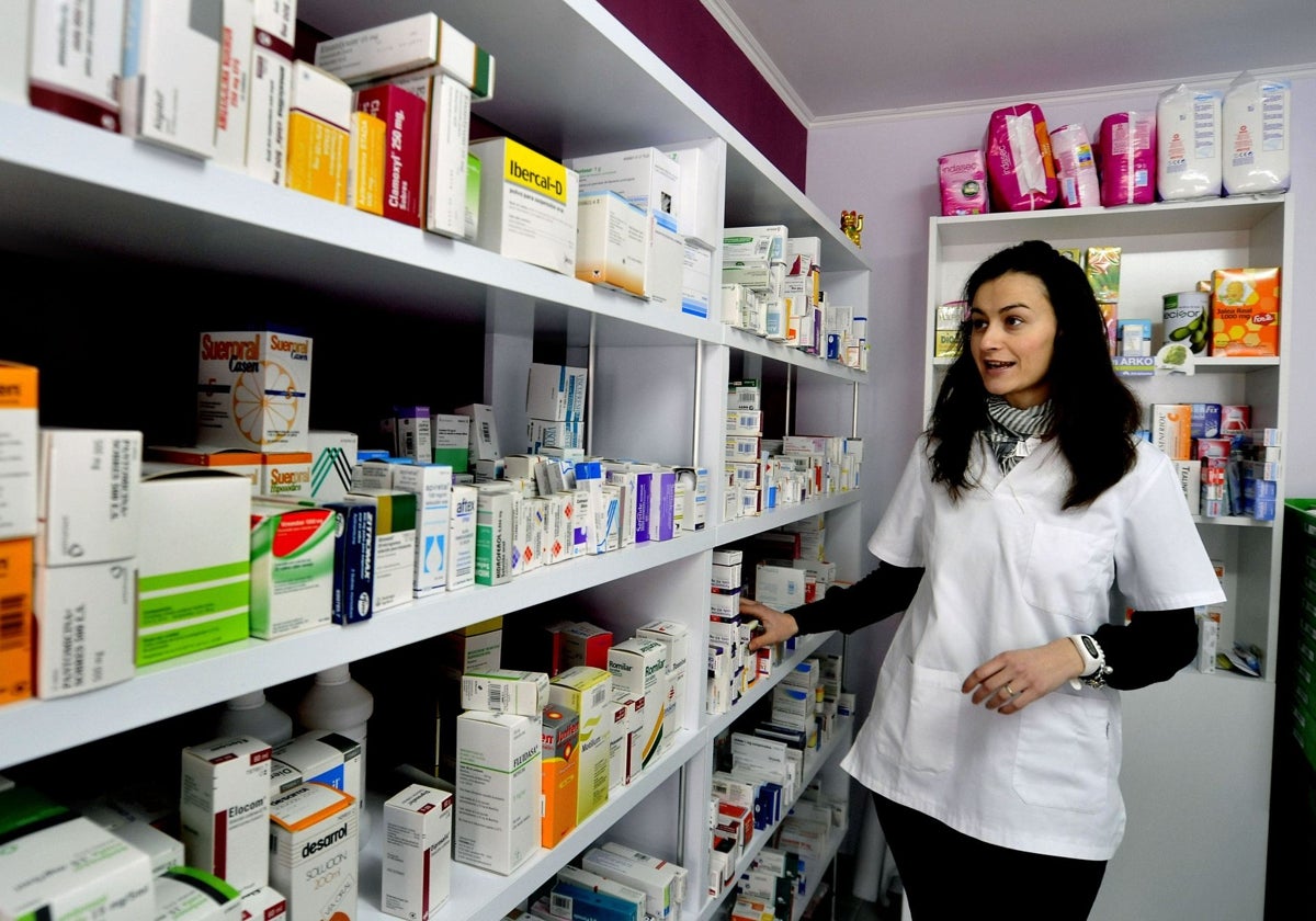 Una farmacéutica de una población rural, en su establecimiento.