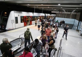 Pasajeros bajan del metro en una imagen de archivo.