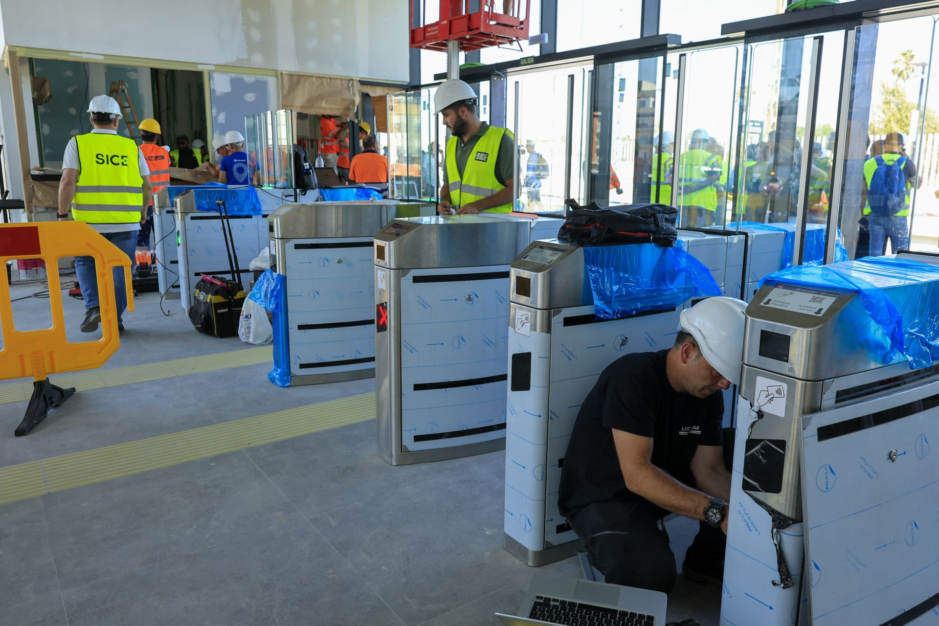 Fotos de la visita a las obras de la estación de Paiporta este jueves