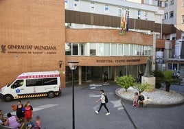 Entrada al hospital Clínico de Valencia.