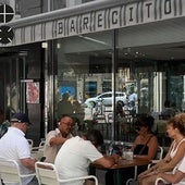 Una mesa de comensales en la terraza de Barecito, junto a la plaza del Ayuntamiento de Valencia.