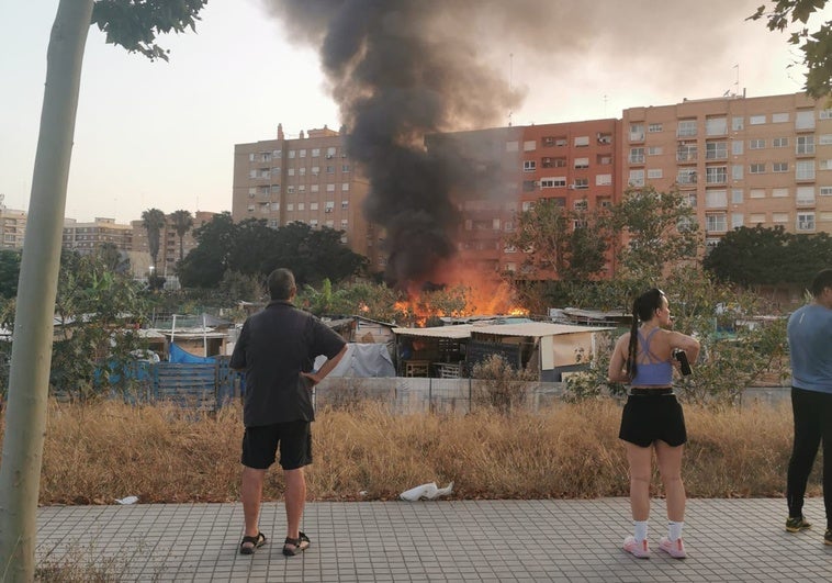 Incendio de casetas en la huerta.