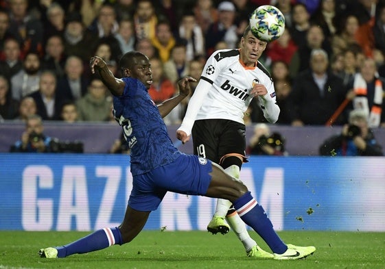 Kurt Zouma intenta tapar un tiro de Rodrigo Moreno.