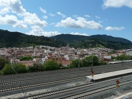 Vista general de Montesa junto a una de las vías del tren, una de las infraestructuras del término.