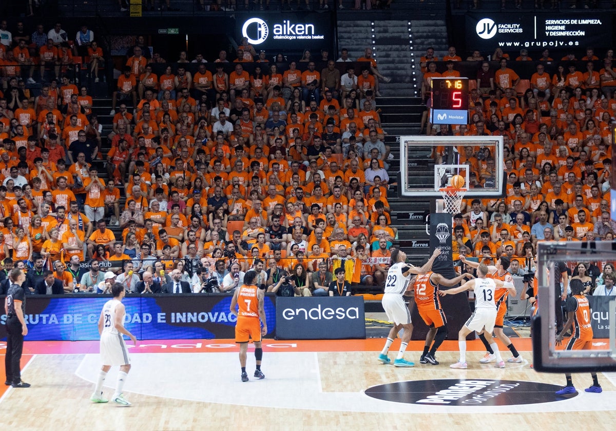 Una de las acciones de la final de anoche entre Valencia Basket y el Real Madrid.