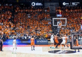 Una de las acciones de la final de anoche entre Valencia Basket y el Real Madrid.