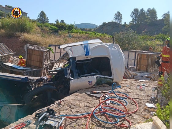 Estado en el que ha quedado el camión con el conductor atrapado.