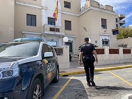 Un agente, ante la entrada de la comisaría de Dénia.