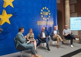 Un momento de la mesa redonda en la que participa Jesús Trelis.