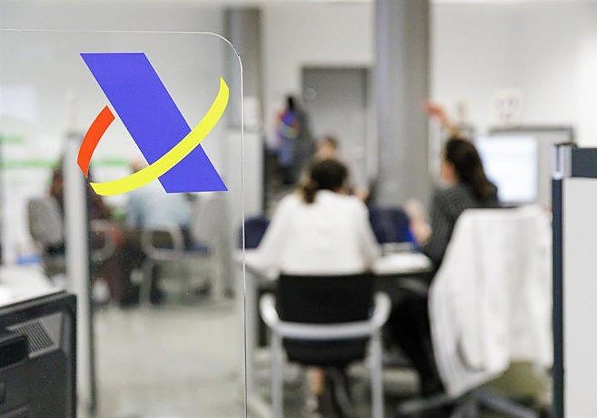 Varias personas son atendidas en la Agencia Tributaria.